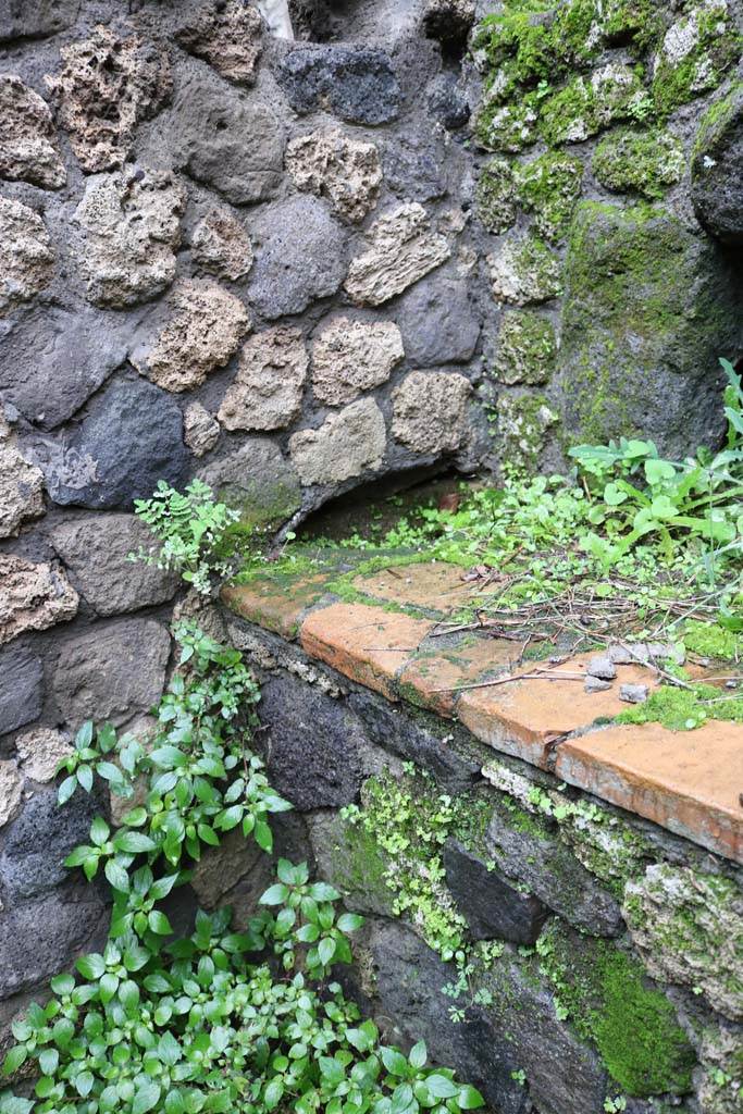 II.8.5 Pompeii. December 2018. Detail from west end of hearth. Photo courtesy of Aude Durand.