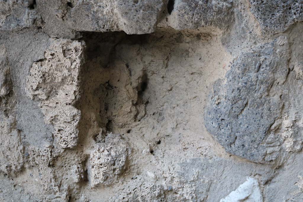 II.8.6 House of the Garden of Hercules.    Well in Viridarium.