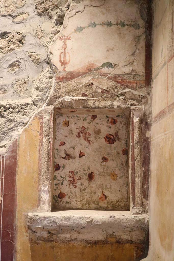 II.9.4 Pompeii. December 2018. 
Room 6, floral lararium on north wall at east end of cubiculum. Photo courtesy of Aude Durand.
