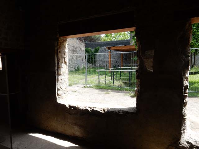 II.9.4 Pompeii. December 2007. Garden area. Marble and plaster covered round table in centre of triclinium.
