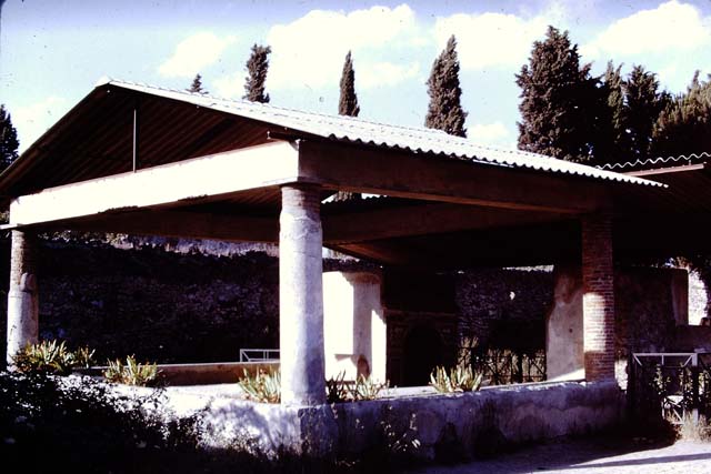 II.9.7. Garden entrance to House of Summer Triclinium. December 2007. Triclinium and two fountains looking south east.