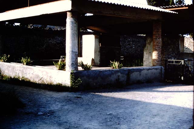 II.9.7. Garden entrance to House of Summer Triclinium. December 2007. Rectangular feature in centre of south wall in garden.