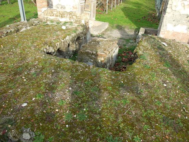 II.9.7 Garden entrance to House of Summer Triclinium. December 2006.
East wall of north mosaic fountain.
