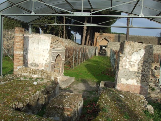 II.9.7 Garden entrance to House of Summer Triclinium. December 2006.
East wall of south mosaic fountain.