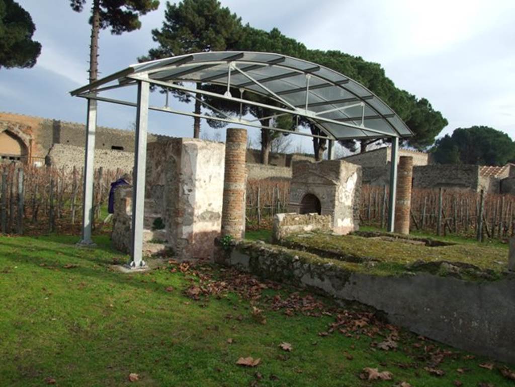 II.9.7 Pompeii. December 2007. Triclinium and two fountains, looking south-east towards the north wall enclosing the triclinium.