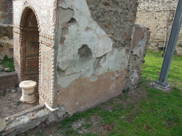 II.9.7. Garden entrance to House of Summer Triclinium.  December 2007.  East face of north fountain.  Painted trellis pattern and urn.