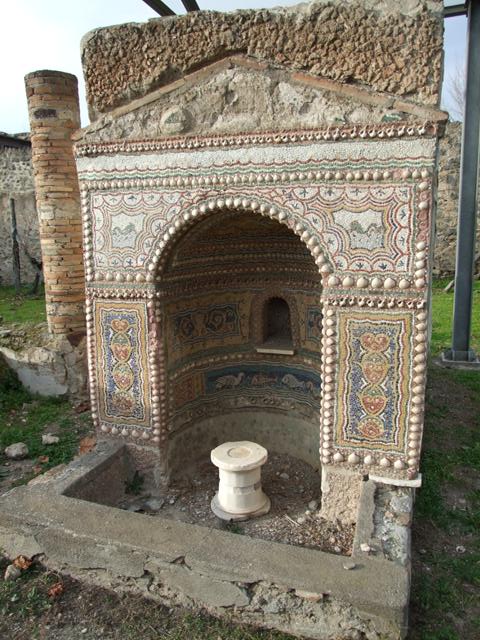 II.9.7. Garden entrance to House of Summer Triclinium.  December 2007.  West side face of north fountain.  Painted urn.