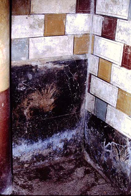 III.2.1 Pompeii.  March 2009.  Room 20. Summer Triclinium, showing couches of differing lengths, and two niches and window in west wall.