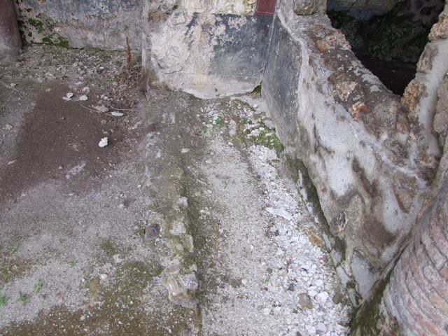 III.2.1 Pompeii.  March 2009.  Room 20. Summer Triclinium and Garden area.  Semicircular pool. Looking south.