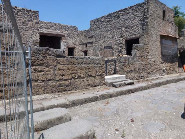 III.2.1 Pompeii. December 2005.  Rooms 2 and 3.  Before restoration.   