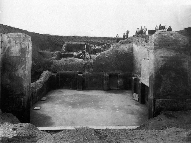 III.3.6 Pompeii.  Schola Armaturarum Iuventutis Pompeianae.  West wall.