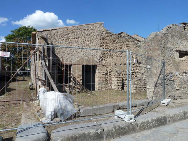 III.4.1 Pompeii. December 2004. Entrance. According to Della Corte, found on the left pilaster in red letters, unfortunately mutilated and no longer conserved, were the words that told what was sold here - 
Vasa faecaria ven(dit)    [CIL IV 7678] 
See Della Corte, M., 1965.  Case ed Abitanti di Pompei. Napoli: Fausto Fiorentino. (p. 357).
