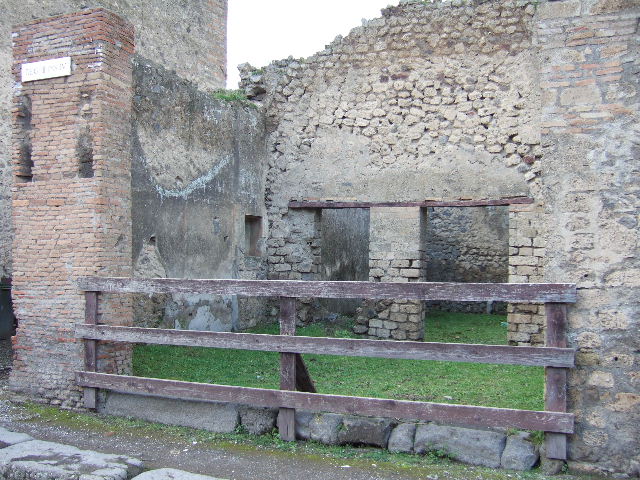 III.4.1 Pompeii. March 2009. Yellow and blue walls inside the niche.