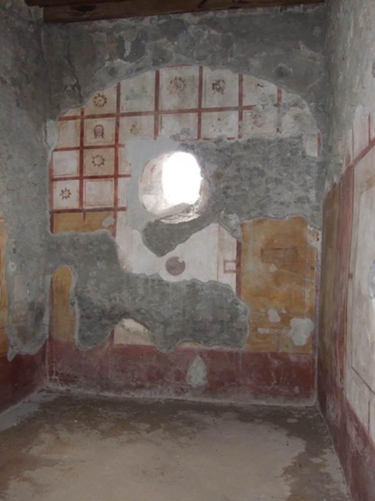 III.4.b Pompeii. March 2009. Room 5, east wall of triclinium, with circular window, giving light from the garden next door.