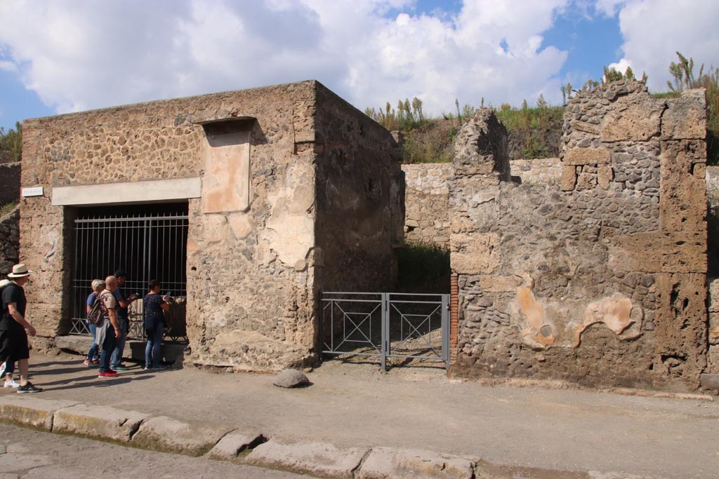 III.6.1, on left, Pompeii. October 2022. Looking north to entrance doorways with III.6.2, in centre. Photo courtesy of Klaus Heese