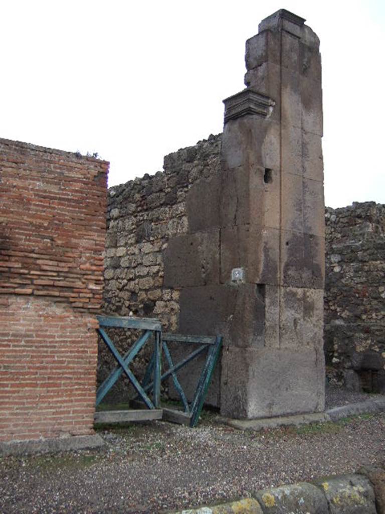 V.1.3 Pompeii. September 2004. Entrance doorway.
