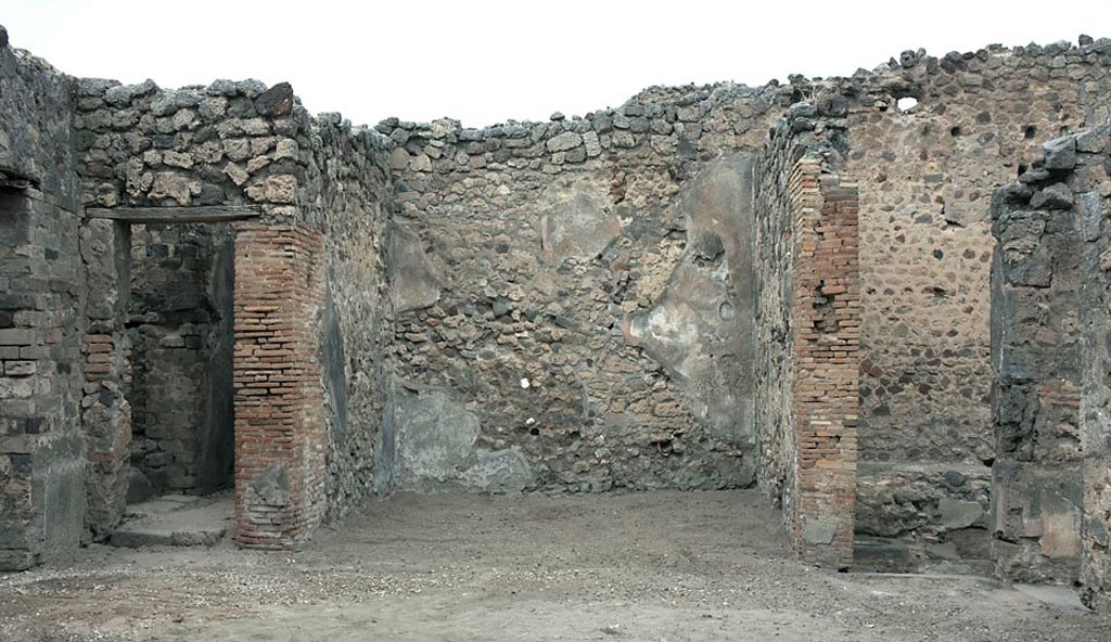 V.1.3 Pompeii.  House.   December 2007.  Looking north from the entrance towards the Triclinium.