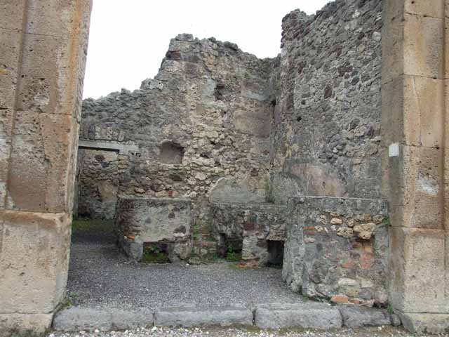 V.1.5 Pompeii. December 2006. Niche in west wall.