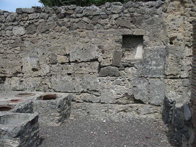V.1.13 Pompeii. October 2023. Niche or recess in north wall of bar-room. Photo courtesy of Klaus Heese.