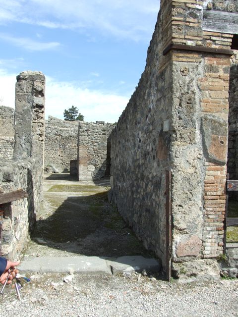 V.1.15 Pompeii.  March 2009.  Entrance, looking east along fauces to atrium.