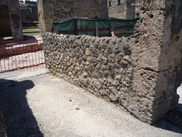 V.1.15 Pompeii.  December 2006.  Atrium looking from V.1.16.