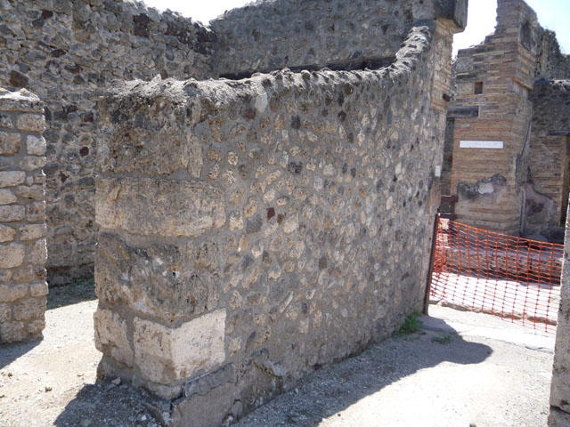 V.1.15 Pompeii.  December 2004.  Looking east along entrance corridor.