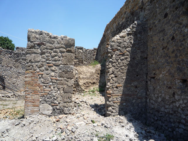 V.1.15 Pompeii.  Private House incorporating bakery.   December 2007.  South east corner of bakery, under restoration.