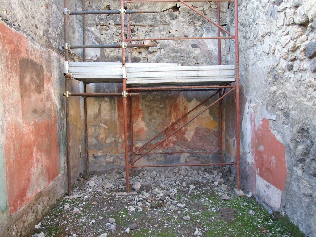 V.1.18 Pompeii. December 2007. Room “l” on north side of corridor, looking west.
According to NdS, in this exedra the painted walls had a black dado and each wall was divided into panels of red and yellow.
On the red panels were three paintings, but only one was preserved.
This showed a bearded Satyr and a Bacchante.
In the yellow panel at the side, one could see a Satyr carrying a Bacchante on his shoulders.
See Notizie degli Scavi di Antichità, Gennaio 1876, (p. 77).
