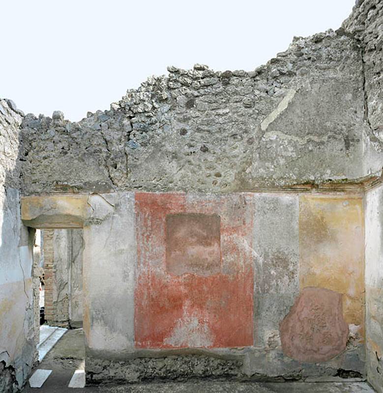 V.1.18 Pompeii. c.2005-2008.  
Room “l” (L), south wall with doorway into corridor “h”. Photo by Hans Thorwid.
Photo courtesy of The Swedish Pompeii Project.
