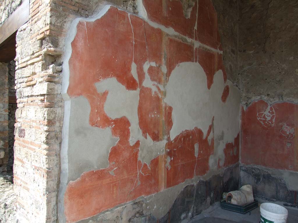 V.1.18 Pompeii. March 2009. 
Exedra “o”, west wall. In the middle of the west wall was a painting of Danae holding the child Perseus arriving in Seriphos.
