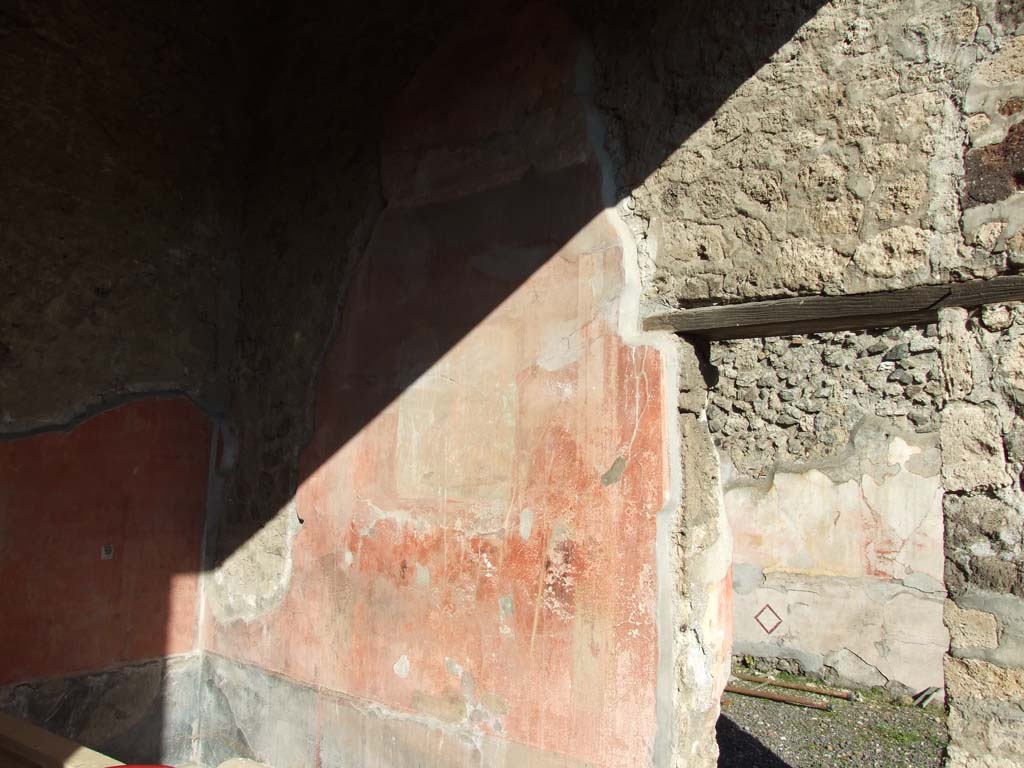 V.1.18 Pompeii. December 2007. 
Exedra “o”, east wall. Remains of wall painting on east wall and doorway through to large Oecus “p”.

