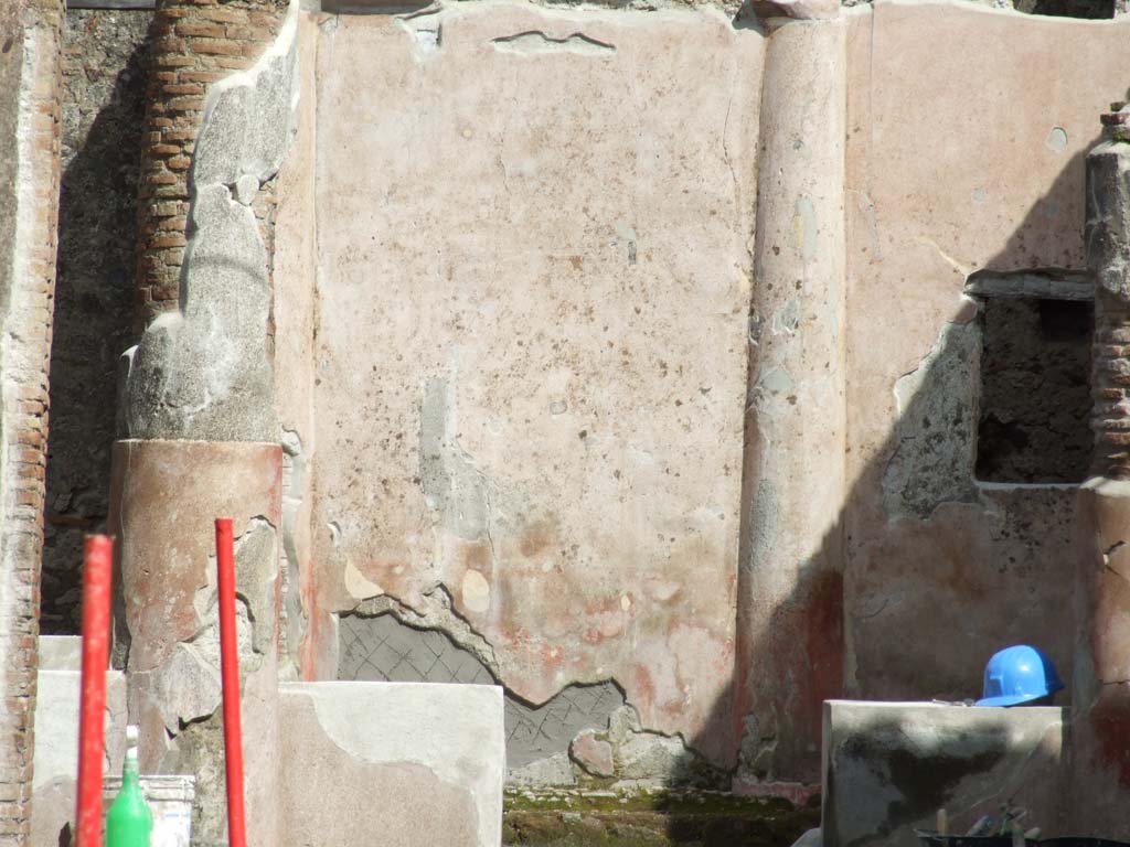 V.1.18 Pompeii. March 2009. East wall of peristyle garden “i”. Site of painting of a bull running with a leopard on his back.
