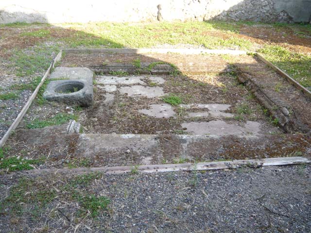 V.1.18 Pompeii. December 2007. Doorway to room on north side of corridor and east wall.