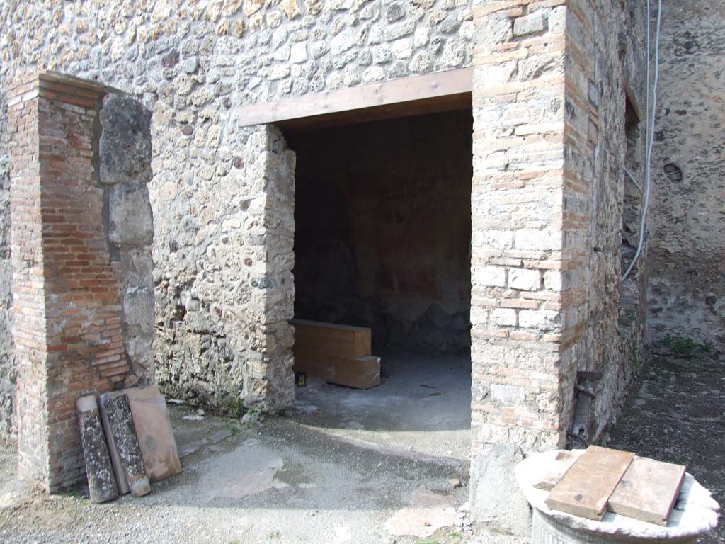 V.1.23 Pompeii. March 2009. Room 9, doorway to room on north side of corridor, north of tablinum.