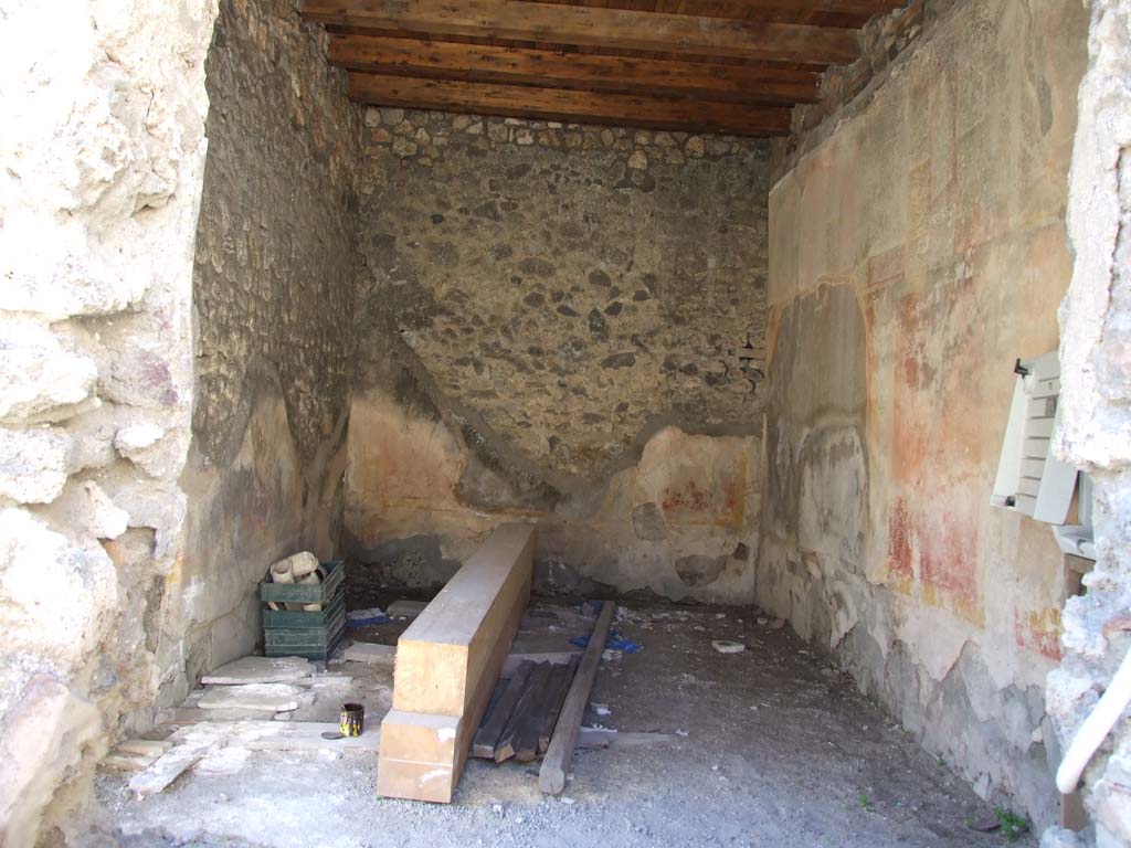 V.1.23 Pompeii. March 2009. 
Room 16, room in south-east corner of services area, with window (possibly originally a door) to room at rear of V.1.26. 

