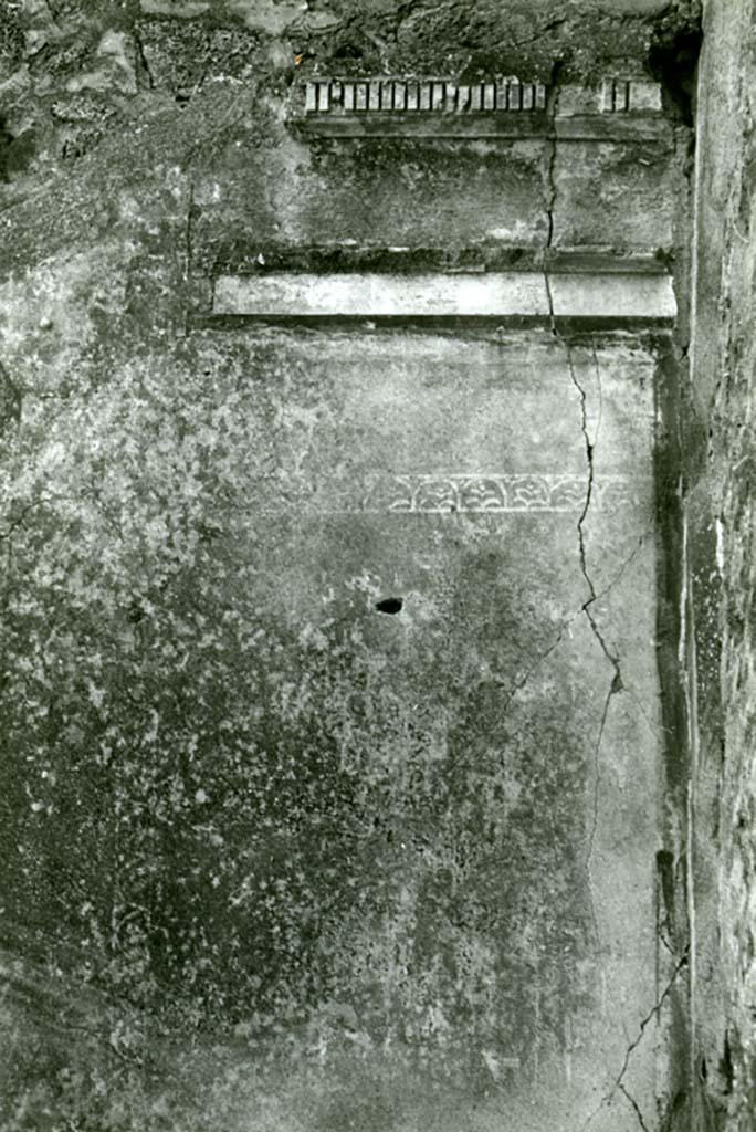 V.1.26 Pompeii. 1968. 
Domus L. Caecili Iucundi, 2nd room left of atrium, (room “d”), S wall, right side by corners.   
Photo courtesy of Anne Laidlaw.
American Academy in Rome, Photographic Archive. Laidlaw collection _P_68_9_3.

American Academy in Rome, Photographic Archive. Laidlaw collection _P_68_9_3.
