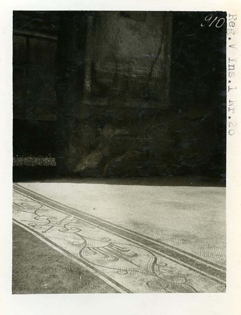 V.1.26 Pompeii. Pre-1937-39. Room “e”, detail of mosaic floor in ala on north side of atrium.
Looking towards the west wall with remains of painted decoration still there.
Photo courtesy of American Academy in Rome, Photographic Archive. Warsher collection no. 910.

.

