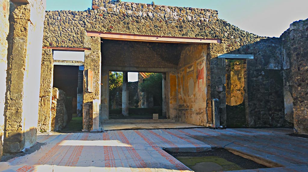 V.1.26 Pompeii. December 2019. 
Looking towards south wall of tablinum “i”, from north side of atrium. Photo courtesy of Giuseppe Ciaramella.

