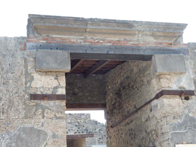 V.1.26 Pompeii. March 2009. Room 1. Looking east from entrance, through fauces to atrium.