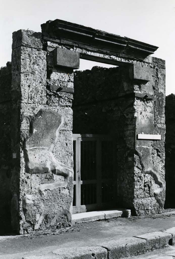 V.1.26 Pompeii. 1975. Domus L. Caecili Iucundi, façade. Photo courtesy of Anne Laidlaw.
American Academy in Rome, Photographic Archive. Laidlaw collection _P_75_6_34.
