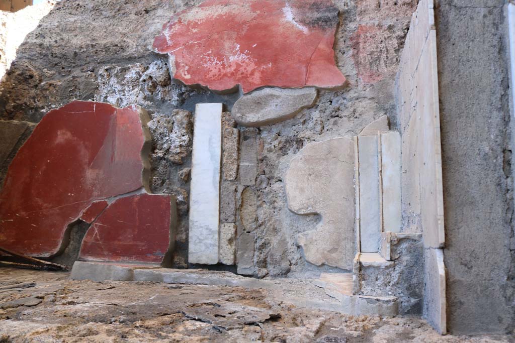 V.1.26 Pompeii. October 2023. Looking towards base of altar on east side. Photo courtesy of Johannes Eber. 