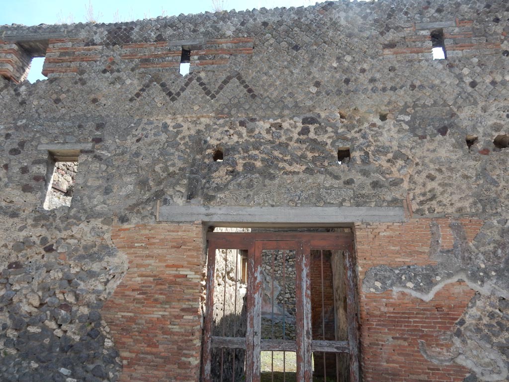 V.1.28 Pompeii. May 2015. Detail of façade above doorway. Photo courtesy of Buzz Ferebee.