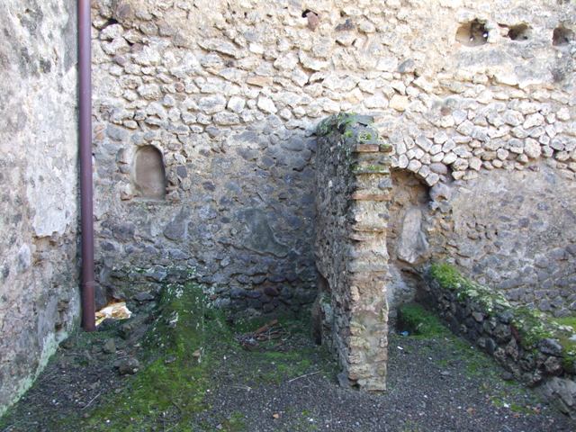 V.2.1 Pompeii.  March 2009.  Room 10,  Niche in West wall.
