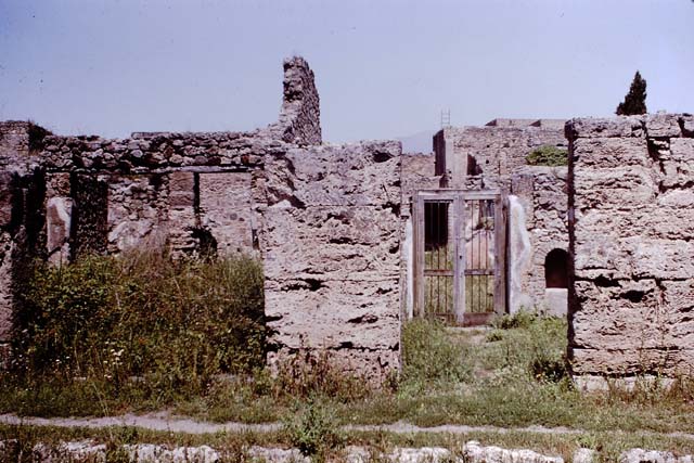 V.2.4 Pompeii.  Atrium, looking north.  Photographed 1970-79 by G�nther Einhorn, picture courtesy of his son Ralf Einhorn.
