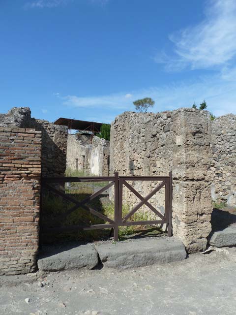 V.2.10 Pompeii. December 2007. Looking north towards room 3, tablinum.