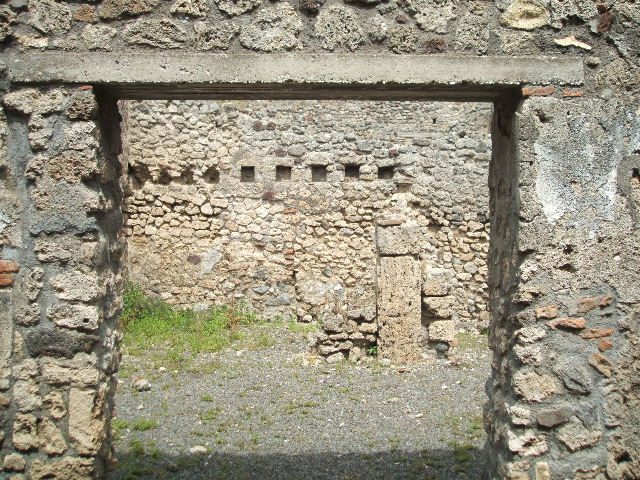 V.2.f Pompeii. December 2005. East wall.