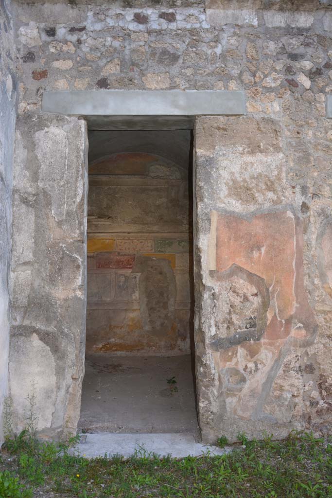 V.2.h Pompeii. October 2019. Cubiculum g, looking south through doorway from atrium.
Foto Annette Haug, ERC Grant 681269 DCOR.
