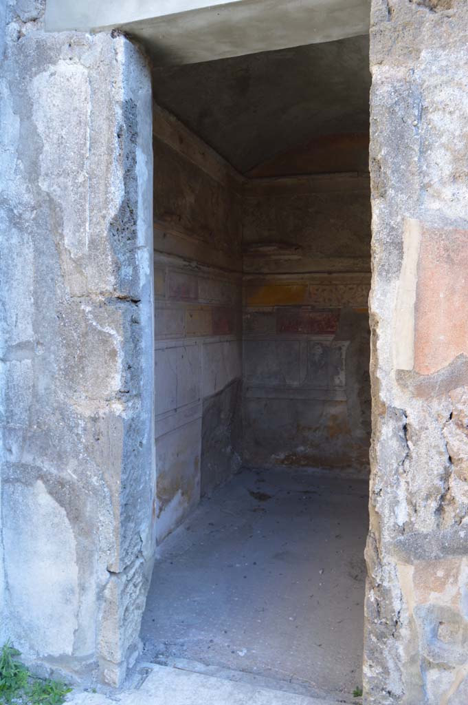 V.2.h Pompeii. October 2017. Looking south through doorway from atrium into cubiculum g.
Foto Taylor Lauritsen, ERC Grant 681269 DCOR.
