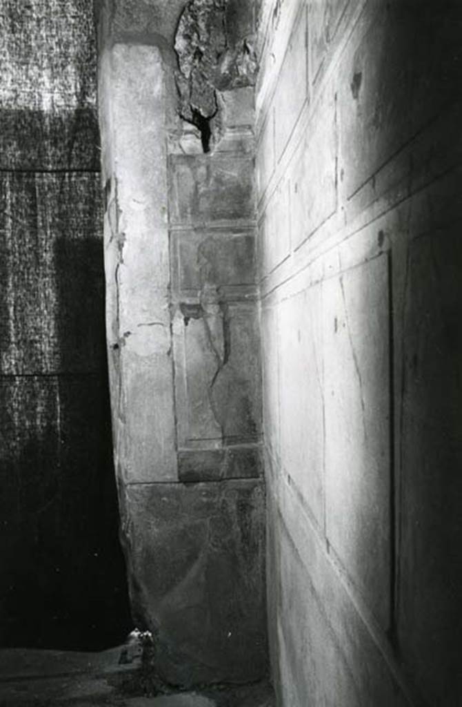 V.2.h Pompeii. 1972. Casa del Cenacolo, cubiculum g, entrance, N wall, right side. (NE corner)  Photo courtesy of Anne Laidlaw.
American Academy in Rome, Photographic Archive. Laidlaw collection _P_72_20_4.
