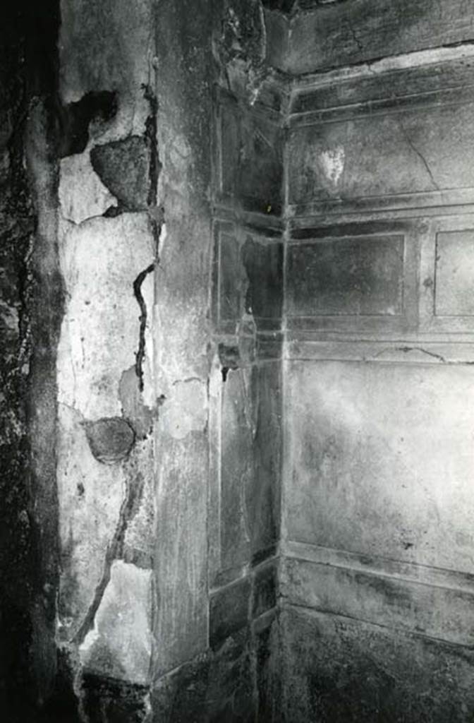 V.2.h Pompeii. 1972. Casa del Cenacolo, cubiculum g, right front NE corner.  Photo courtesy of Anne Laidlaw.
American Academy in Rome, Photographic Archive. Laidlaw collection _P_72_20_14.
